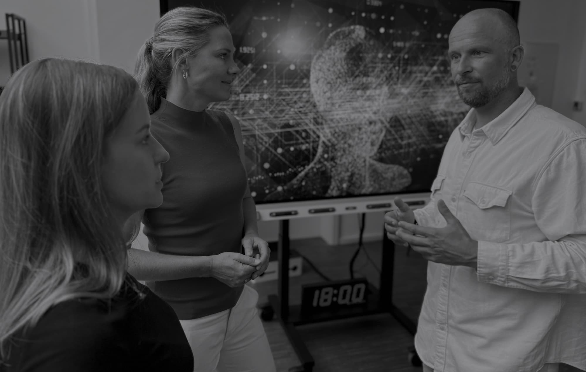 Timo Sternemann im Seminar: Persönliches Coaching-Gespräch mit zwei Frauen über Self-Leadership