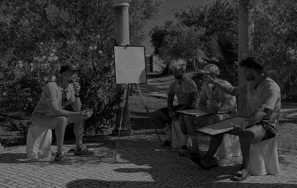 TV-Auftritt von Timo Sternemann: Drei Männer im Beziehungs-Coaching vor einer Flipchart