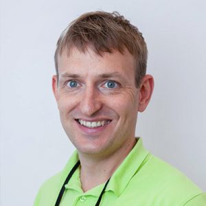 Portrait eines Zahnarztes, der über die positiven Effekte des Coachings mit Timo Sternemann auf seine Teamführung, Beziehung und persönliche Entwicklung berichtet