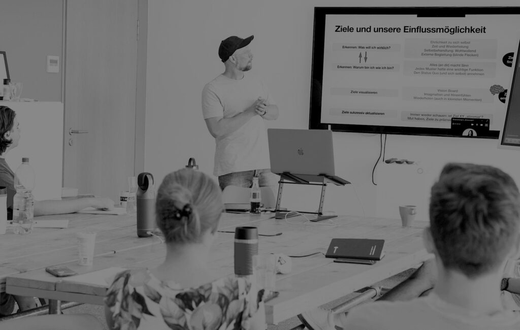 Timo Sternemann bei einem Self Leadership Seminar, in dem er Führungskräften hilft, ihre Selbstführungskompetenzen zu stärken.